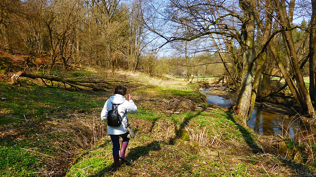 Ein VSL-Mitglied durchquert das Lerau-Tal (Kreis Schwandorf)