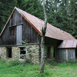 Ein verlassenes Gebäude auf der Bügellohe
