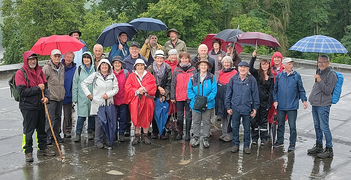 Gut gelaunt auch bei Regen: die Teilnehmerinnen und Teilnehmer des VSL-Wochenendes am Fuß der Walhalla, die umgeben ist von historischen Eichenwäldern.